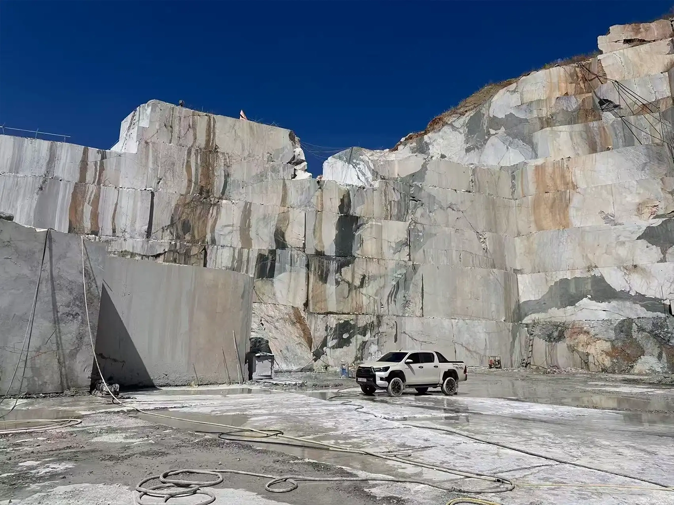 four-seasons-green-marble-quarry-wall-texture.webp