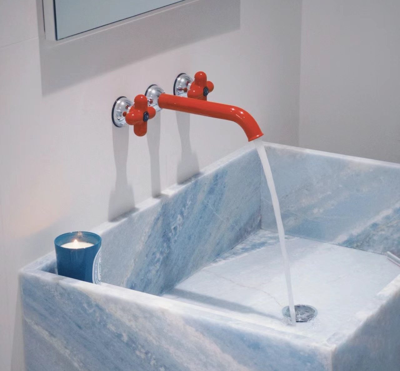 Doživite eleganciju ledenog kamena Azul Cielo Blue Marble