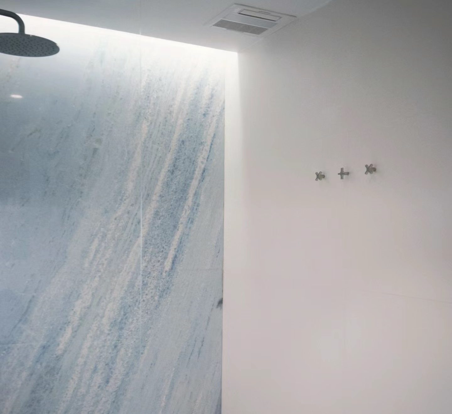 Doživite eleganciju ledenog kamena Azul Cielo Blue Marble